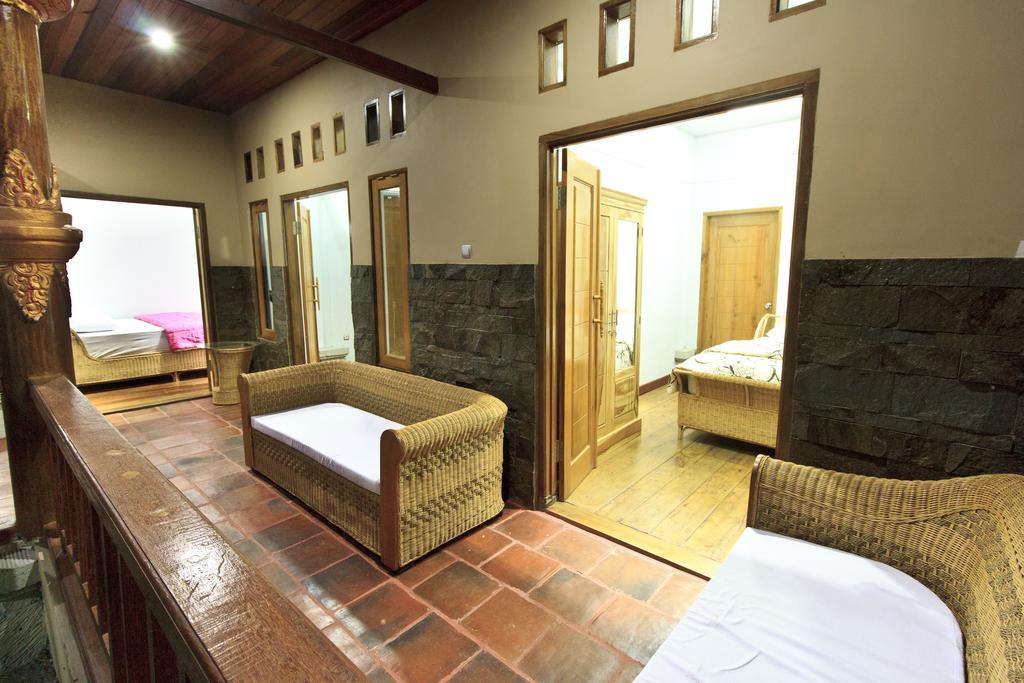 Villa Bale Seni Mataram Exteriör bild